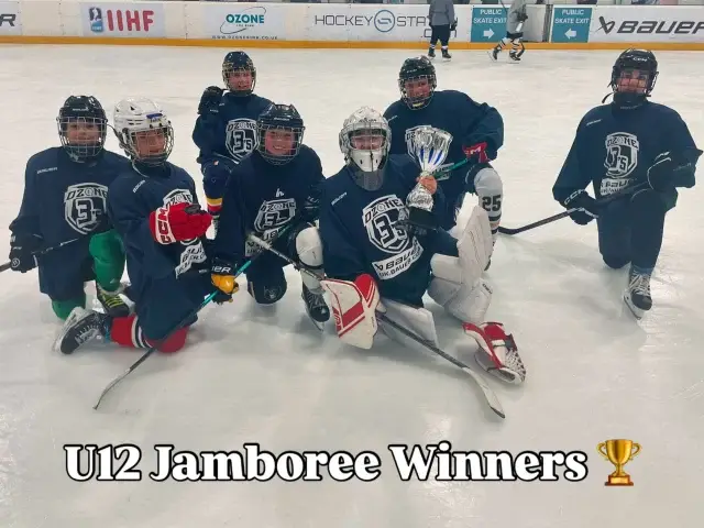 🏒 OZONE U12 JAMBOREE — WHAT A DAY OF HOCKEY! 🏒

Yesterday saw a brilliant day of fast-paced action at the Ozone U12 Jamboree, with plenty of goals, competitive games and some fantastic performances from all four teams! 🔥

After the group stages, Pastrnak led the way with a perfect record, followed by Matthews in second, Makar in third and Oettinger in fourth.

📊 GROUP STANDINGS
🥇 1st — Pastrnak
🥈 2nd — Matthews
🥉 3rd — Makar
4️⃣ 4th — Oettinger

That set up the semi-finals, with 1st vs 4th and 2nd vs 3rd.

🏆 SEMI-FINALS
Pastrnak vs Oettinger
Pastrnak continued their unbeaten run with a commanding performance to book their place in the final.

Matthews vs Makar
Matthews produced a strong semi-final display to join Pastrnak in the championship game.

🥉 3RD/4TH PLACE GAME
Oettinger 8–7 Makar
What a game! 🤯 A 15-goal thriller saw Oettinger edge Makar by a single goal to claim 3rd place.

🏆 THE FINAL
Pastrnak 7–4 Matthews

The final was a well-fought contest from start to finish, with both teams battling hard in an entertaining game. Pastrnak eventually came out on top with a 7–4 victory, completing a perfect Jamboree and becoming the OZONE U12 JAMBOREE CHAMPIONS! 🥇🏆

🥇 Pastrnak — CHAMPIONS
🥈 Matthews — RUNNERS-UP
🥉 Oettinger — 3RD
4️⃣ Makar — 4TH

👏 A huge well done to every player, coach, official and supporter who helped make the Ozone U12 Jamboree such a great day. Lots of goals, lots of smiles and some brilliant hockey from start to finish!

Congratulations Team Pastrnak! 🏆🏒

In partnership with Bauer UK @bauerhockeyeurope 🤝

#OzoneHockey #OzoneU12 #U12Hockey #Jamboree #icehockey