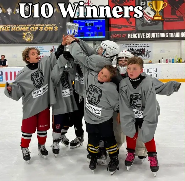🏒 U10 Bauer Ozone Jamboree Recap 🏒

What an incredible day of hockey on Saturday at the Bauer Ozone U10 Jamboree! 💙

Congratulations to Team Matthews, who finished the round robin with a perfect 3-0 record, scoring an impressive 29 goals while conceding just 5 to top the standings.

Final Round Robin Standings
🥇 Team Matthews (3-0)
🥈 Team Makar (2-1)
🥉 Team Oettinger (1-2)
4️⃣ Team Pastrnak (0-3)

The finals brought plenty of excitement, with Team Oettinger earning a well-deserved 3rd-place finish after defeating Team Makar in a hard-fought consolation final🥉

In the championship game, Team Matthews completed an unbeaten tournament with a 6-3 victory over Team Oettinger to claim the U10 Bauer Ozone Jamboree title 🏆

A huge thank you to Team Matthews, Team Makar, Team Oettinger, and Team Pastrnak, along with all the players, coaches, volunteers, officials and families who made the day such a success. The effort, teamwork and sportsmanship on display were outstanding throughout the tournament.

Thank you for being part of another fantastic day of hockey—we can’t wait to welcome everyone back to the rink! 👏🏒

#BauerOzone #OzoneHockey #U10Hockey #YouthHockey #hockeytournament