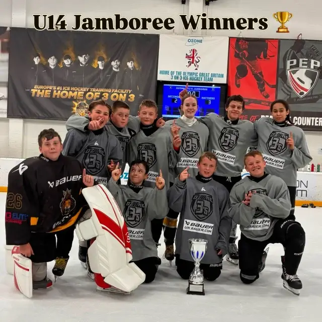 🏒 OZONE U14 JAMBOREE 🏒

What a fantastic afternoon of hockey here at the Ozone U14 Jamboree today! 🔥 Four teams — Matthews, Pastrnak, Oettinger and Makar — battled it out in a fast-paced tournament full of goals, close games and great hockey.

Group Stage Results:
Matthews 4–2 Pastrnak
Oettinger 10–2 Makar
Pastrnak 5–4 Makar
Matthews 0–2 Oettinger
Makar 2–7 Matthews
Pastrnak 5–1 Oettinger

🔥 Semi-Finals:
Oettinger 6–1 Makar
Pastrnak 4–5 Matthews

🏆 Final:
Oettinger 2-3 Matthews

🥉 3rd Place / Consolation:
Makar 3-4 Pastrnak

👏 Huge well done to every player who took part. Plenty of goals, competitive hockey and, most importantly, lots of ice time and fun!

Thanks to everyone involved in making the U14 Jamboree such a great event 🏒💙

In partnership with Bauer UK @bauerhockeyeurope 🤝 

#OzoneHockey #OzoneJamboree #U14Hockey #YouthHockey #icehockey